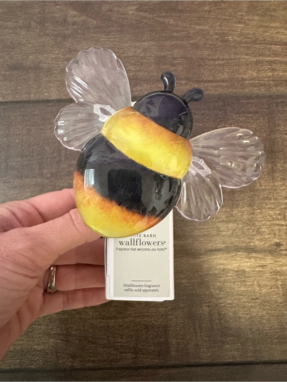 Bath & Body Works bumble bee wallflower plug In New. Brand new plug in